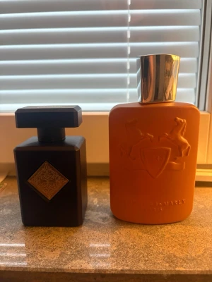 Intio Atomic Rosé  / Parfums De marley Althair  - Initio flaskan har cirka 40 av 50 ML kvar och Perfums de marley flaskan ligger på cirka 90 av 125ML. Båda flaskor kommer med original förpackning. Båda är två väldigt fina nisch dofter men har på senare tid inte använts alls och därför säljs dem. Tack för Intresse!
