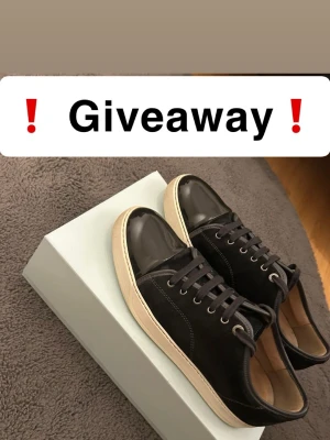 Lanvins  - Säljer ett par svarta sneakers från Lanvin SKRIV FÖR KRAV FÖR ATT DELTA