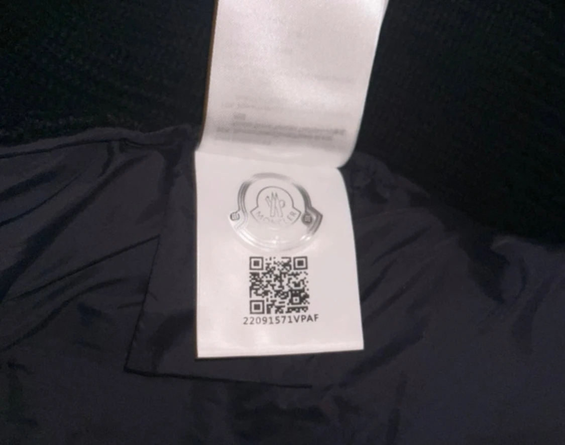 Svart Moncler pufferjacka med huva (har kvitto)  - 3