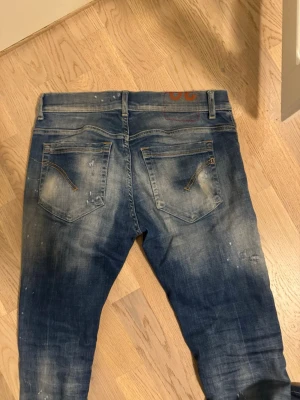 Dondup George  - Snygga dondup George med slitningar!