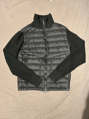 Moncler cardigan  - Säljer min moncler cardigan i storlek S/M, den är i väldigt bra skick och har inga defekter 😁. Hör av er vid funderingar 