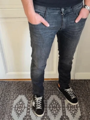 Mörkgrå Replay Anbass jeans - Snygga mörkgrå Replay Anbass jeans med klassisk femficksdesign och slim passform. Riktigt grischiga. Inga skador eller slitningar nånstans dom e som nya. Hör av dig vid frågor. Storlek 32/33