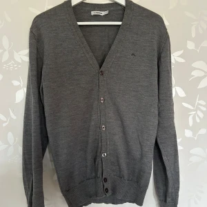 100% merinoull  - | snygga kofta från J.Lindeberg i 100% merinoull | skick 9/10 | nypris 1440 kr och mitt pris 349 | hör av er vid funderingar!!!