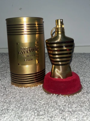 Jean Paul Gaultier Le Male Elixir - Snygg och unik parfym i guldigt utförande från Jean Paul Gaultier. Le Male Elixir är en ikonisk flaska som sticker ut i samlingen och passar dig som vill ha något extra.