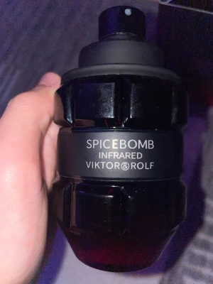 Spicebomb Infrared 90ml parfym - Spicebomb Infrared från Viktor & Rolf, 90ml. En parfym med cool design som sticker ut och passar dig som vill ha något unikt i din samling. Har runt 85-88ml kvar i flaskan. Finns i Göteborg att hämtas. Skriv gärna om ni vill köpa eller byta ut din parfym mot denna