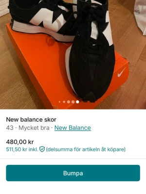 Svarta och vita New Balance sneakers - Säljer ett par stilrena New Balance sneakers i svart och vitt med stor vit N-logga på sidan. Skorna har snörning, platt sula och rund tå. Ovandelen är i syntetmaterial och mesh för bra ventilation. Perfekt för dig som gillar sportig och modern stil.