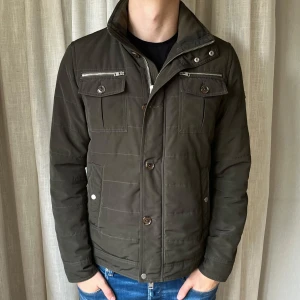 J lindeberg fieldjacket - Säljer nu denna populära modellen av  j Lindeberg fieldjacket i storlek M | skick 8/10, modellen är 185 cm lång och väger ca 77 kg | fraktar oftast samma dag, hör av er för frågor🙌
