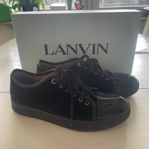 Svarta Lanvin skor  - Svarta Lanvin cap toe | storlek UK 7 ~ motsvarar strlk 41-42 | Skorna är i mycket bra skick 9/10 | Låda, dustbags och extra skosnören ingår | Skriv vid frågor eller funderingar 👀
