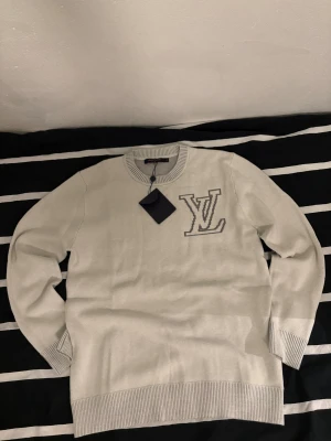 Stickad tröja - Helt ny, aldrig använd. Ser kanske lite lång ut i bilden men passar som en vanlig L. Hör av dig om du har några frågor