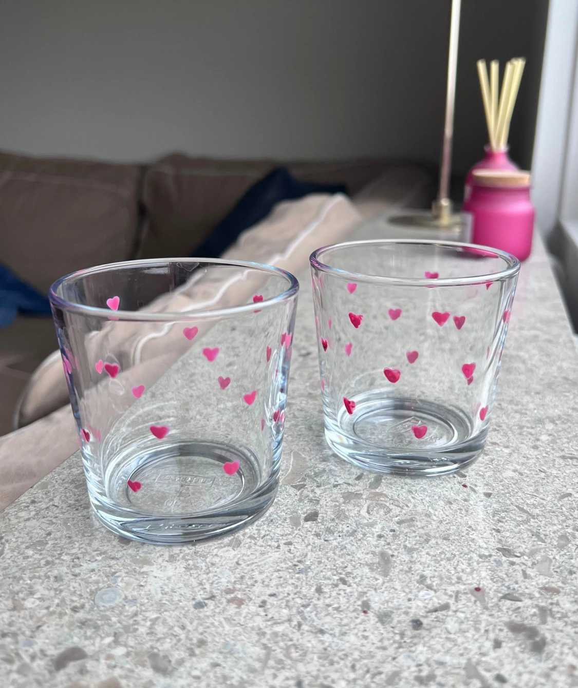 Handmålade glas med rosa hjärtan