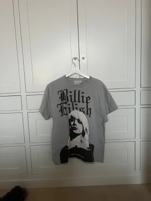 Billie Eilish tshirt - Säljer en Billie eilish tshirt från hennes hemsida💞den säljs inte längre så därför priset