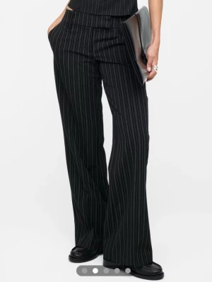 Svarta randiga kostymbyxor  - Svarta randiga kostymbyxor från BikBok i storlek 34, använda två gånger. Skriv för fler bilder eller frågor💕