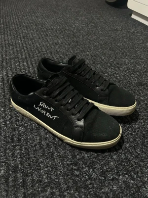 Svarta Saint Laurent sneakers - Helt nya                                                                     Priset går att diskutera🍾                                      Skriv vid tillfälle minsta fundering 😁