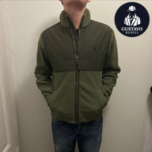 Ralph Lauren fleece - Tja. Säljer denna extremt snygga Ralph Lauren fleecen i storlek S. Den är i extremt fint skick utan defekter, sparsamt använd. Tveka inte på att ställa frågor! 🙌