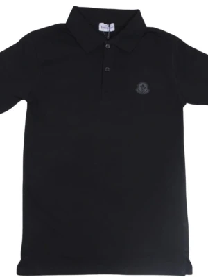 Moncler  - Svart polotopp från Moncler i bomull med klassisk krage och knappar framtill. Diskret Moncler-logga på bröstet och stor vertikal logotyp på ryggen. Snygg och stilren design som passar till många olika looks.