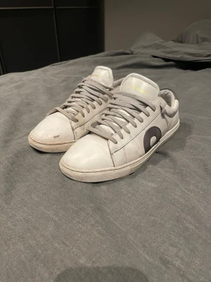 Oliver Cabell - Säljer ett par vita sneakers från Oliver Cabell med grå snörning och riktigt sköna, nypris köpte jag dessa för 2250+ frakt men mitt pris är 1299 som är grymt pris!