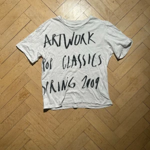 Acne studios T-shirt  - Helt okej skick, lite utöjd i nacken. Mått: Längd - 62 cm. Bredd - 52 cm. Skriv vid ytterligare frågor eller funderingar