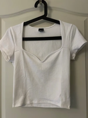 Vit ribbad topp  Gina Tricot - Kortare topp med stretch. Använd 1 gång. Storlek S