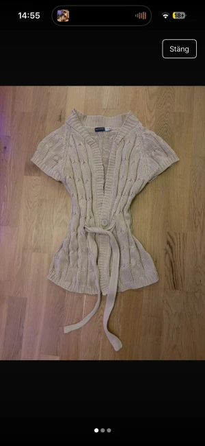 Beige stickad kofta från Esmara - Snygg beige stickad kofta från Esmara i storlek S. Koftan har korta ärmar, ribbad krage och ett bälte i midjan så du kan justera hur tajt den ska sitta ❤️ finns vid frågor 