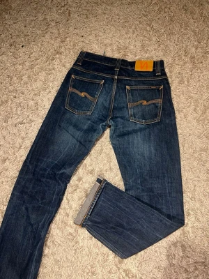 Dry Selvedge nudie jeans straight fit herr grisch laidback wash fade unik - Dry Selvedge nudie jeans i straight passform med en riktigt najs fade med hög potential. Nytt skick inga defekter. Storlek 30/32. Postas antigen samma dag som köp eller dagen därpå🙌💯