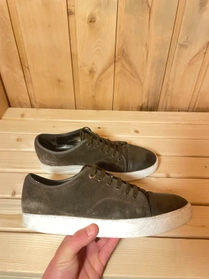 Bruna sneakers med mocka och skinn - Hej vi säljer nu dessa lanvins i storlek 43. Det finns tecken på användning men de är fortfarande i väldigt skick. Bara att höra av sig vid frågor