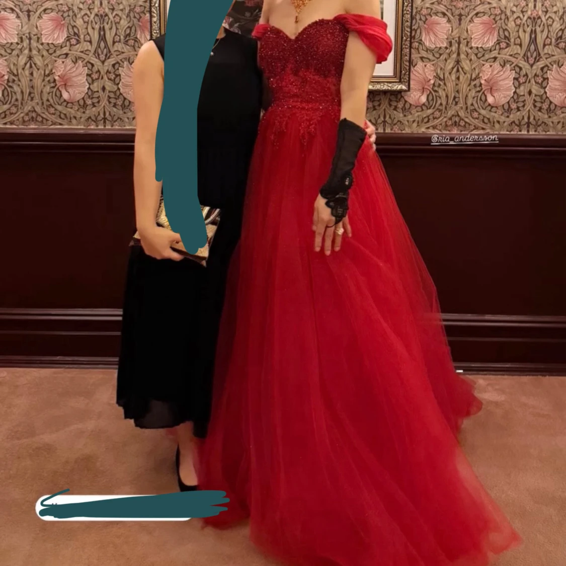 Röd glittrig balklänning med spets