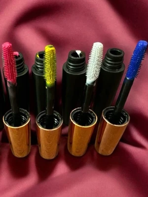 Färgglada mascaror i fyra nyanser - Säljer fyra mascaror i färgerna rosa, gul, vit och blå. Hylsorna är svarta med guldiga lock och mascaraborstarna har plastpiggar för jämn applicering. Perfekt för dig som vill ha en unik och kreativ ögonmakeup. Vattenfasta, veganska och crueltyfree. OANVÄNDA! Välj ut en färg i privat meddelande.
