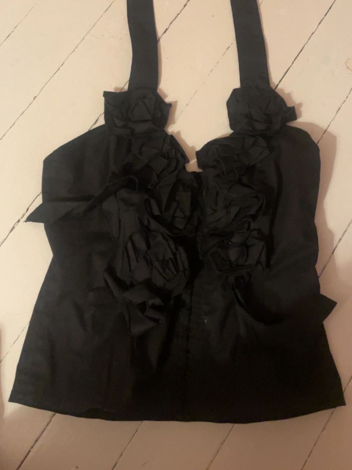 Svart korsettopp med rosetter från Lissa