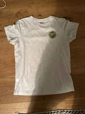 Vit Hammarby t-shirt  - Vit Hammarby t shirt med tryck på ryggen i storlek s. Hör av dig om du har några frågor!
