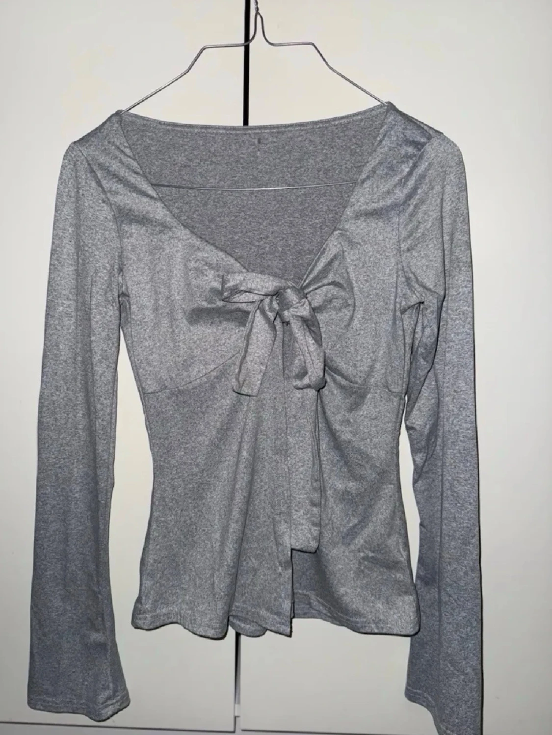 Grå långärmad topp med knyt framtill - 1