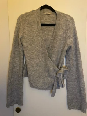 Omlott kofta Gina  - Jätte fin omlottklfta från Gina tricot, nästan aldrig använd, inga defekter. Perfekt till vintern