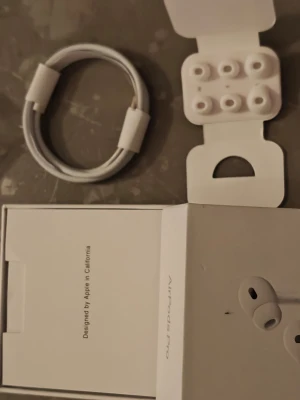 AirPods Pro (2nd generation) med MagSafe-laddningsetui (USB-C) - Säljer AirPods Pro (2nd gen) med MagSafe-laddningsetui (USB-C). Komplett med originalkartong, extra öronkuddar och laddningskabel. Produkten ser ut att vara i mycket gott skick (helt ny) Perfekt för dig som vill ha aktiv brusreducering och hög ljudkvalitet. Fick som julklapp av farbrorn säljs pågrund av att jag har redan en annan Airpods.