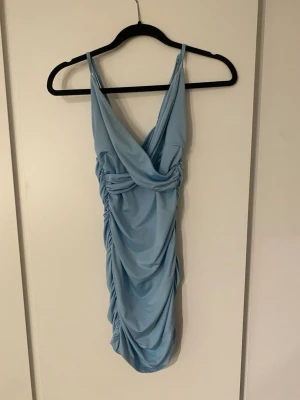 Ljusblå omlott kortklänning - Jättesnygg, Strechig och skön klänning!! Strechigheten gör så klänningen passar xxs-S/m💘💘