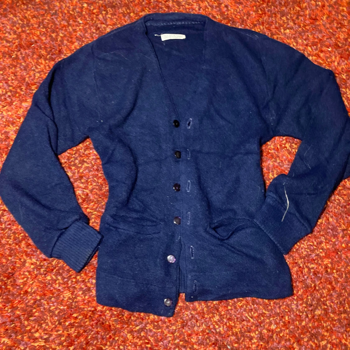 Mörkblå kofta med knappar