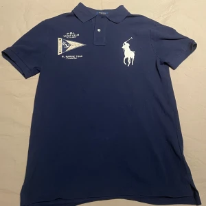 Ralph Lauren Polo - Ralph Lauren marinblå polo tröja                        Size S