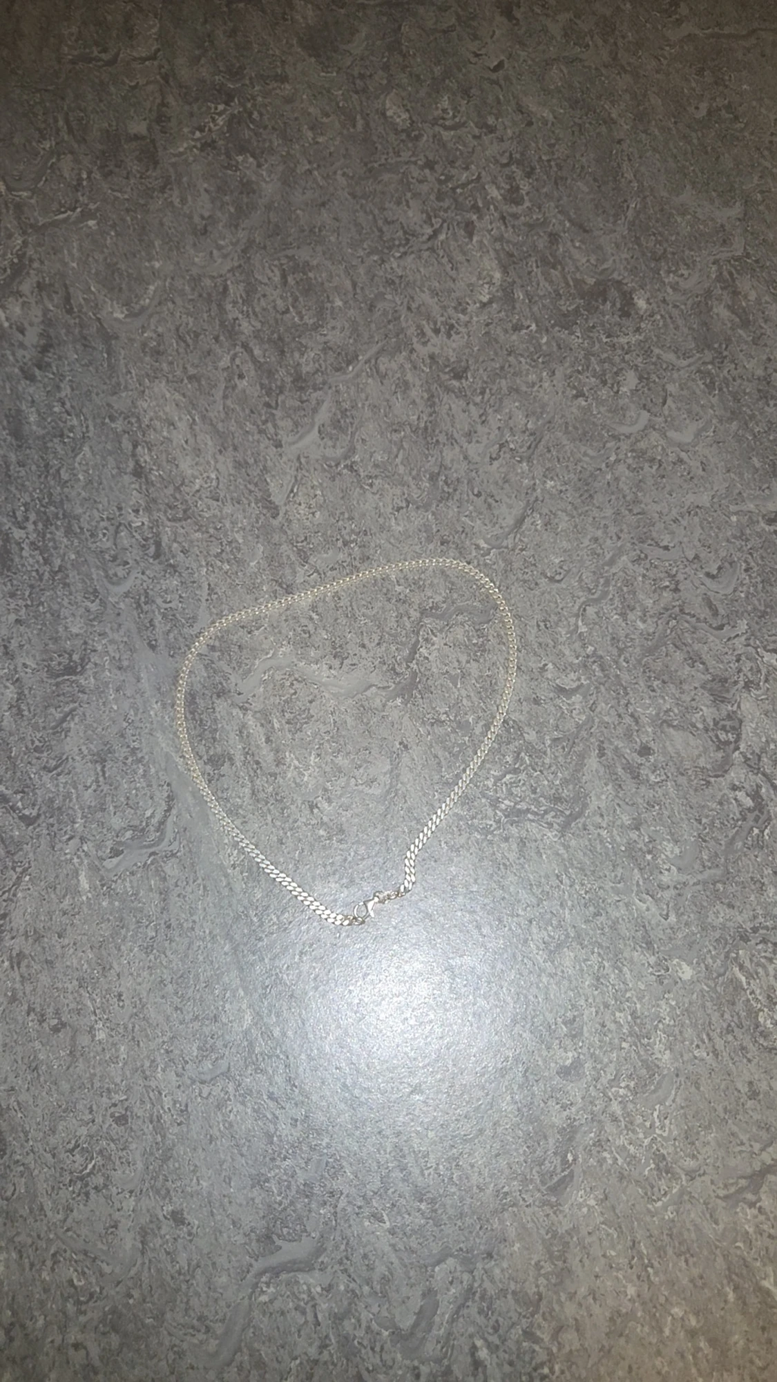 Ett snyggt halsband för kille