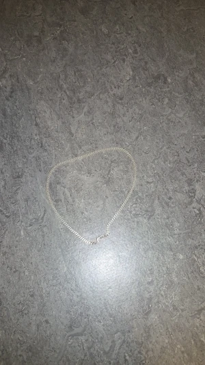 Ett snyggt halsband för kille - Ett silver halsband som är för killar