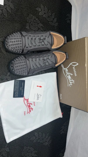 Christian Louboutin  - Christian Louboutin skor till salu – helt nya, oanvända och 100 % original. Stilren lyx i toppskick.