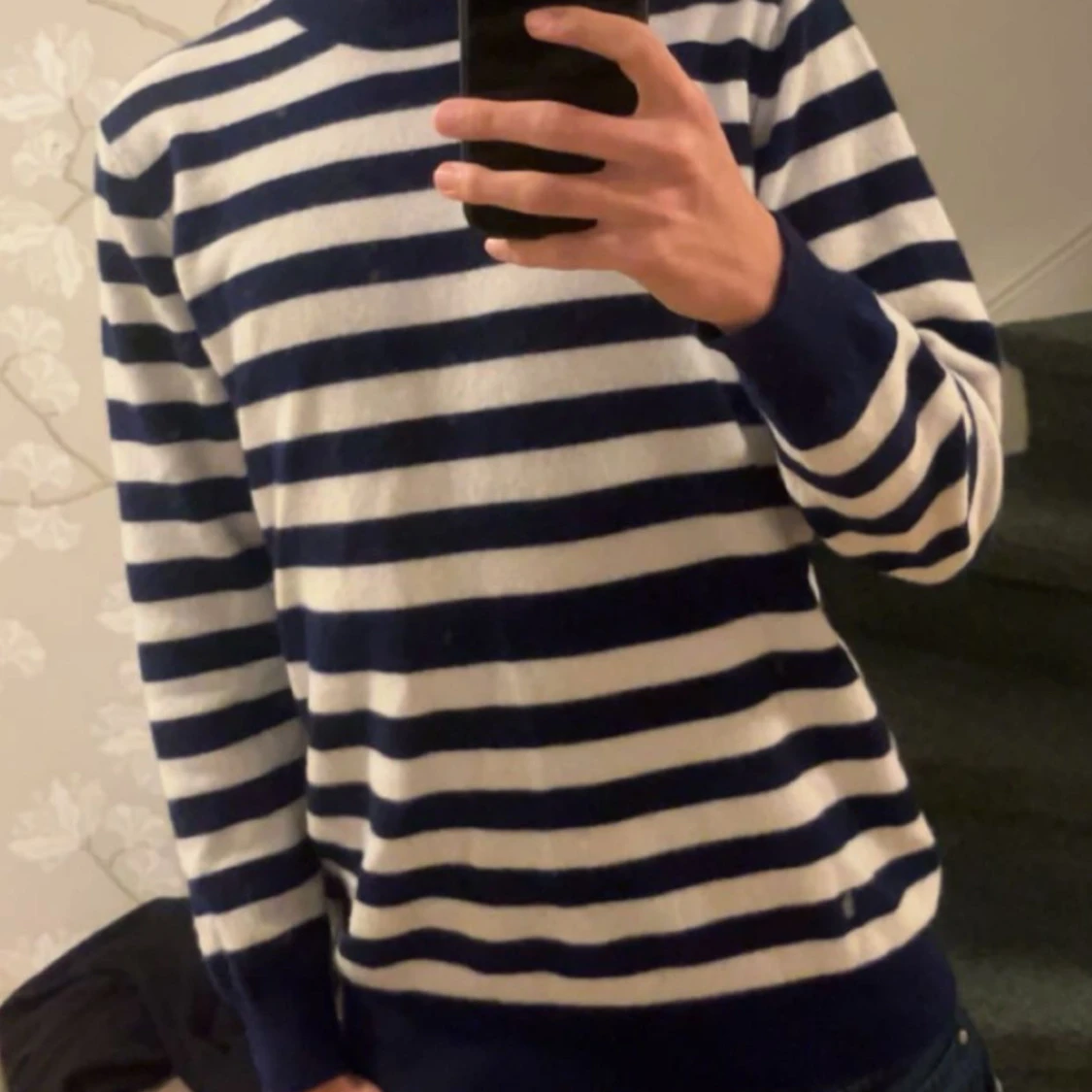 Randig blåvit stickad tröja