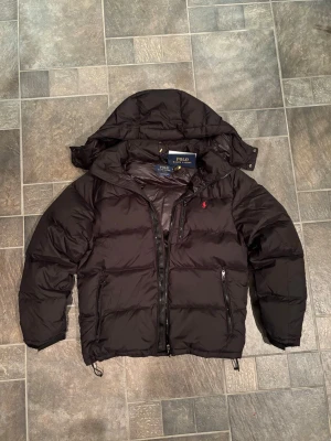 Ralph Lauren Jacka - Svart dunjacka ifrån Ralph Lauren🐎 Jackan är i nyskick ✅Alla tillbehör finns kvar 🔖 Kontakta mig vid eventuella frågor😁