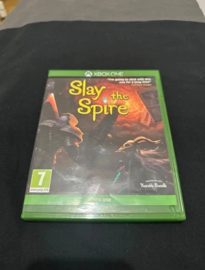 Slay the Spire Xbox One - Slay the Spire till Xbox One i mycket bra skick. Komplett med originalfodral och skiva, inga synliga repor eller skador. Ett populärt strategispel med deckbuilding och roguelike-element. Perfekt för både samlare och spelentusiaster.