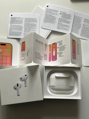 AirPods Pro 3  - Nya AirPods Pro 3 med H3-chip, förbättrad ljudkvalitet, aktiv brusreducering, pulsmätare och temperatursensor. Levereras komplett med laddningsetui, extra öronkuddar och laddkabel. Oöppnad förpackning, 2025 års modell, i nyskick utan synligt slitage. Säljer dem då jag ej använt dem och vill få sålt dem! Köpta på Elgiganten för 2995kr, pris kan diskuteras bara att höra av sig vid intresse 🙏🏼