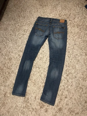 Nudie jeans slim fit herr thinn finn w32 - Nudie jeans modell thinn finn. Slim fit med en riktigt fet fade dry denim. Mycket bra skick, inga märkvärdiga defekter. Storlek w32 L 33. Postas samma dag som köp eller dagen därpå🙌💯