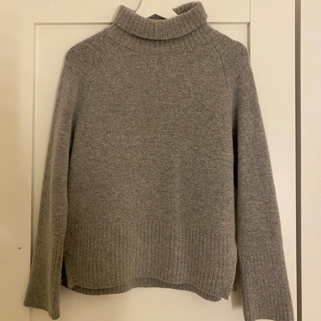 Grå polotröja i ull från stockh LM