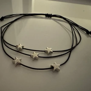 Armband med silver stjärnor  - Alla som köper minst två ringar får en slumpmässig vald ring på köpet. Vid köp över tre ringar får man välja ringen som kommer på köpet🛍️🛍️