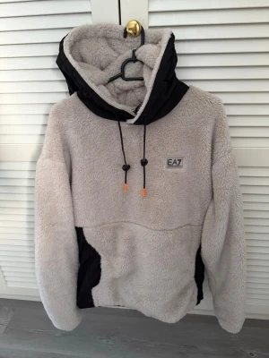 EA7 Emporio Armani Fleece jumper - sabbia sand - EA7 Emporio Armani Fleece jumper - sabbia sand ny pris 2600 kr mitt pris 1500 kr provad endast storlek M