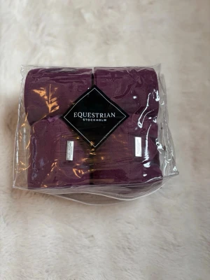 Vinröda lindor från Equestrian Stockholm - Säljer ett par vinröda lindor från Equestrian Stockholm 4 m som är helt helt nya som alldrig andvänds men det blev fel färg och går ej att lämna tillbaka ( finns önskemål om att sänka priset om det behövs 
