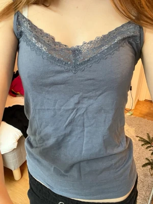 Gråblå linnetopp med spets från Esmara - gråblått linne med spets från Esmara i storlek S!Toppen har tunna justerbara axelband :)