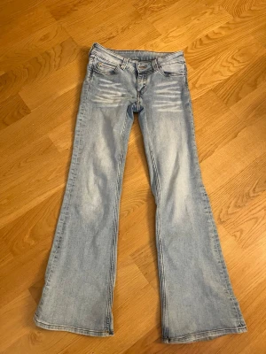 Bootcut jeans från Cheap Monday, ljusblå - Bootcut jeans från Cheap Monday i ljusblå tvätt med klassisk femficksdesign och grönt logopatch bak. Precis som nya andvända men som som nya inget slitage eller difektern! Pris kan diskuteras vid snabbt köp!💕