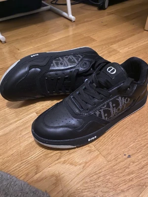 b27 - svarta b27or i strlk 40. riktigt stiliga och bekväma!